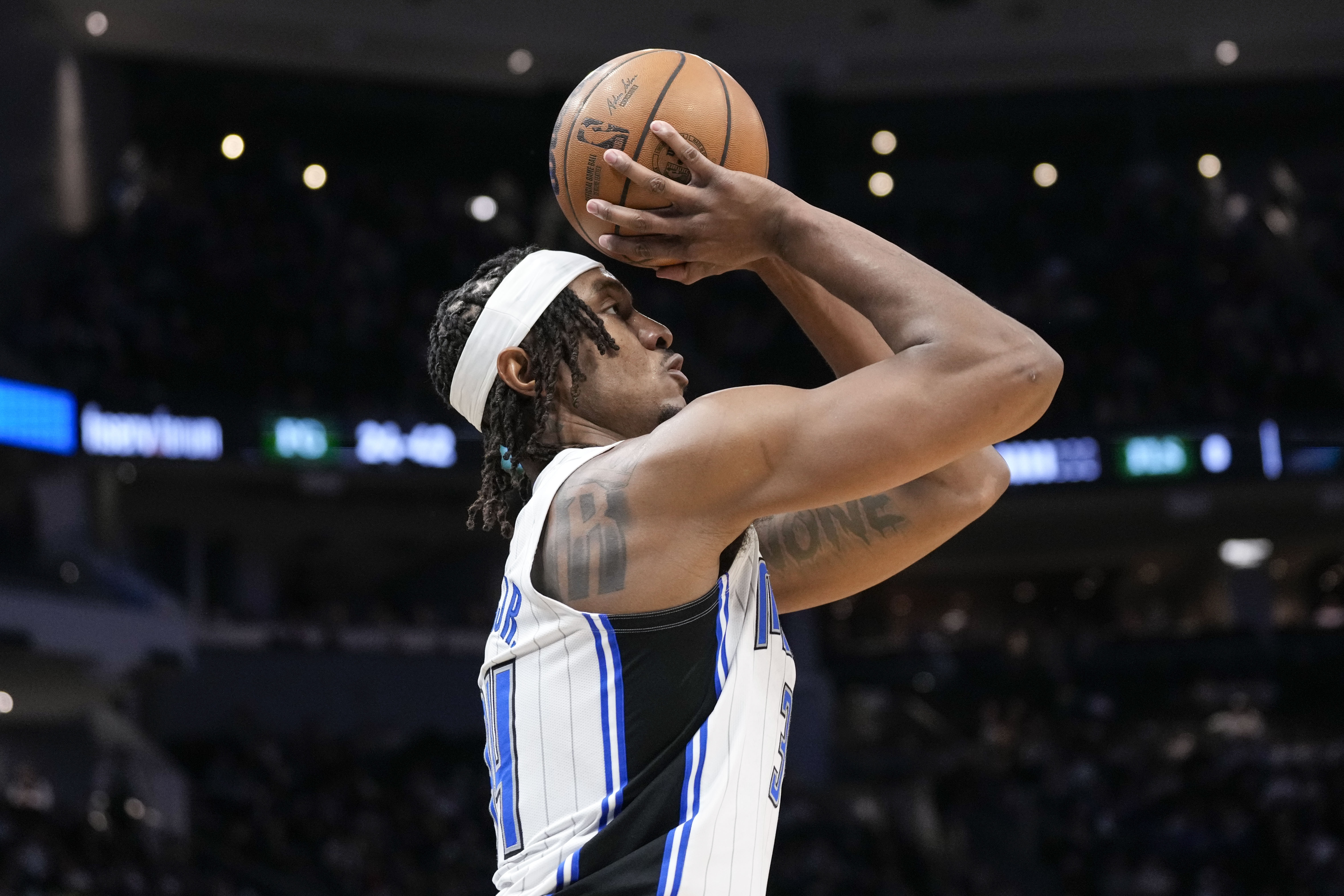 扎实两双！小卡特8中4得10分12板1帽 拼下6个前场篮板