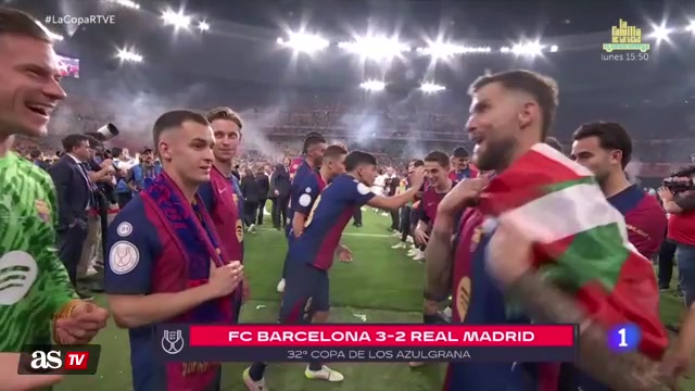 阿斯：巴萨球员列队迎接皇马球员领奖，仅贝林厄姆未握手祝贺